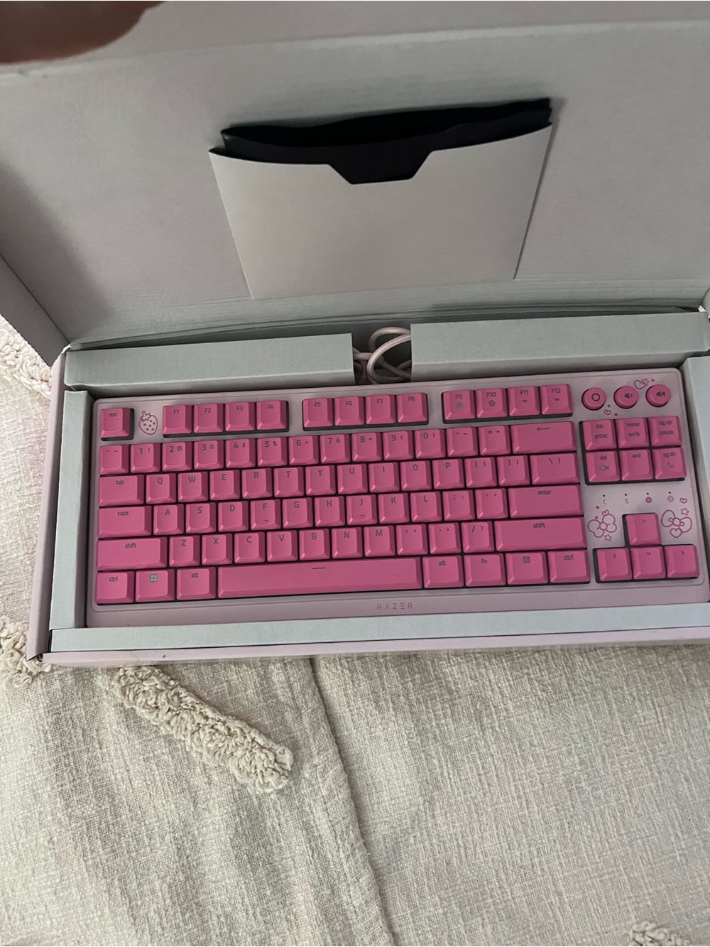 Razer Ornata V3 Tenkeyless Hello Kitty pink keyboard